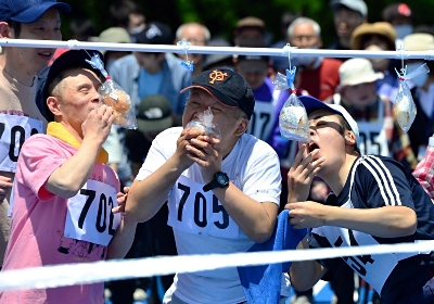 パン食い競走、5年ぶり復活 悪戦苦闘で笑顔 諏訪地区障がい者スポーツ