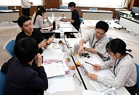 新サービスなどについて意見を交わす県労働金庫の若手職員たち
