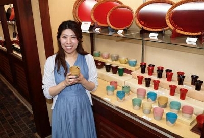木曽漆器にパンダやペンギン描き親しみを 長野・塩尻の蒔絵師、父と