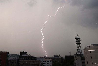 松本市街地で落雷 激しい雨も 長野市信州新町で32.4度、伊那で31.3度