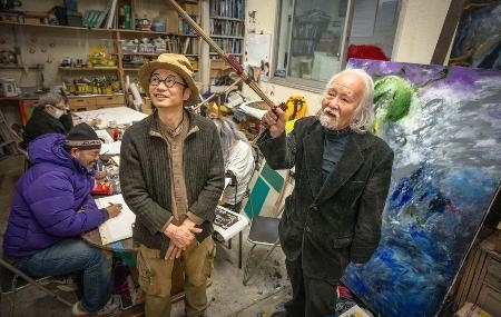 ただ静かに「ここにいる」 障害者の作品作りに伴走する病院職員