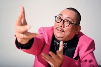 　インタビューに答える漫談家・街裏ぴんくさん＝５月28日、東京・東新橋の共同通信社（撮影・小島健一郎）