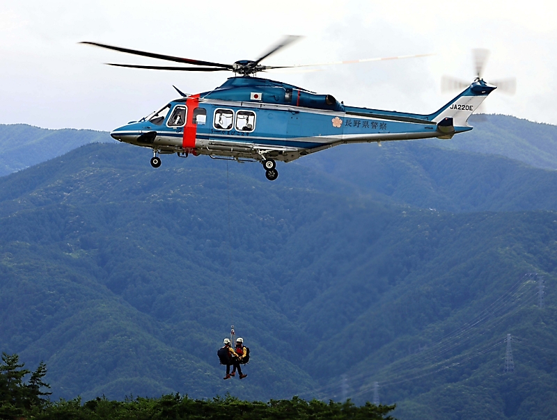 夏山、今年は特に注意を!! 長野県警が山岳救助訓練｜信濃毎日新聞