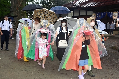 雨乞いの「鹿頭」、色鮮やかに 子どもたちが練り歩く 箕輪町の箕輪南宮
