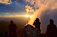 蝶ケ岳ヒュッテから望む御来光。雲から顔を出した太陽に登山者がスマートフォンを向けた＝１９日