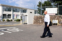 出所者の就労支援について説明するため長野刑務所を訪れた中沢さん＝６月、須坂市