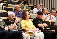 丸山論説顧問に質問する参加者