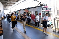 通勤・通学などで別所線の上田駅で下車する人たち＝２日