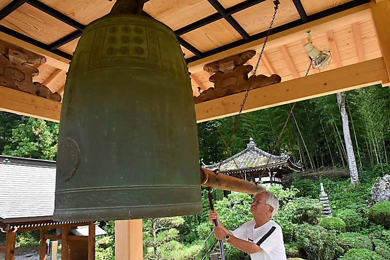 終戦の日に平和な世界願い 上田市の4寺院で一斉に鐘の音｜信濃毎日