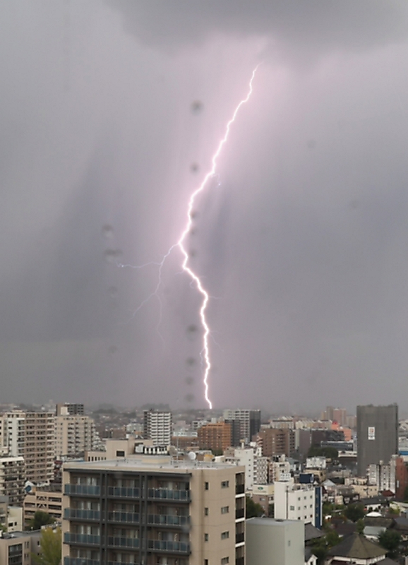 長野県内で雷雨 熱中症疑いで9人搬送 23日も気温上昇、大気が不安定に