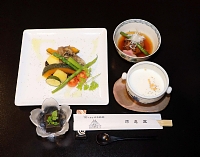 深志荘がビーガン対応として提供している蒸し野菜（左上）などのメニュー