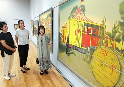 松本で池口史子さん絵画展 夫の故・堺屋太一さん著作集を市に寄贈