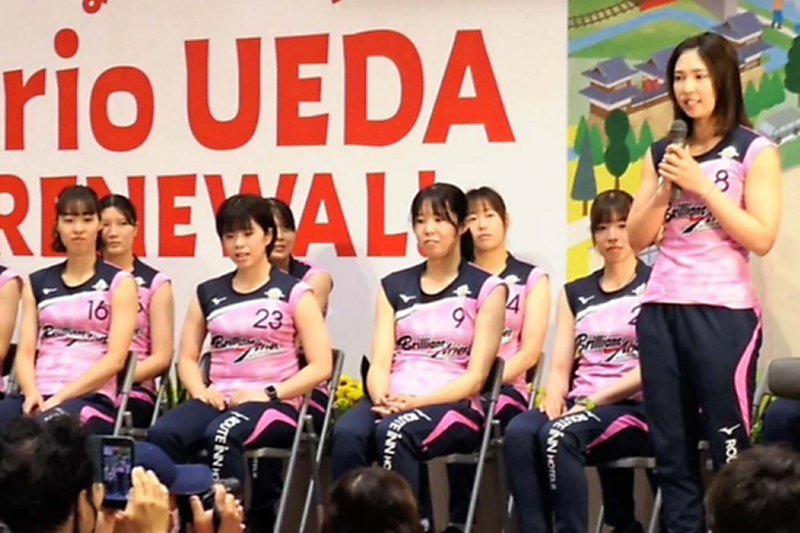 女子バレー「ブリリアントアリーズ」が初めてボランティアスタッフを