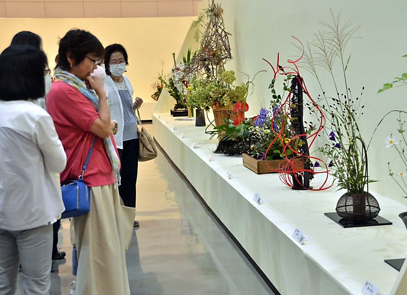 軽やかさや重厚さ… 上田市で華道45派が美を競う 計220人の作品展示