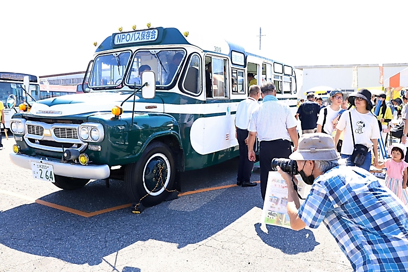 昭和のボンネットバス、レトロな雰囲気を満喫 長野市でバスまつり