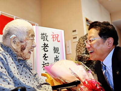 駒ヶ根市の最高齢108歳・北沢さん 敬老の日に市長が長寿を祝う｜信濃