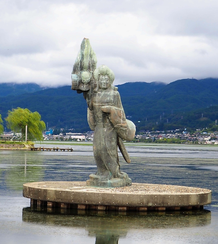 諏訪湖に立つ像の「モデル」 八重垣姫の人形、諏訪市の神社へ 岡谷市の