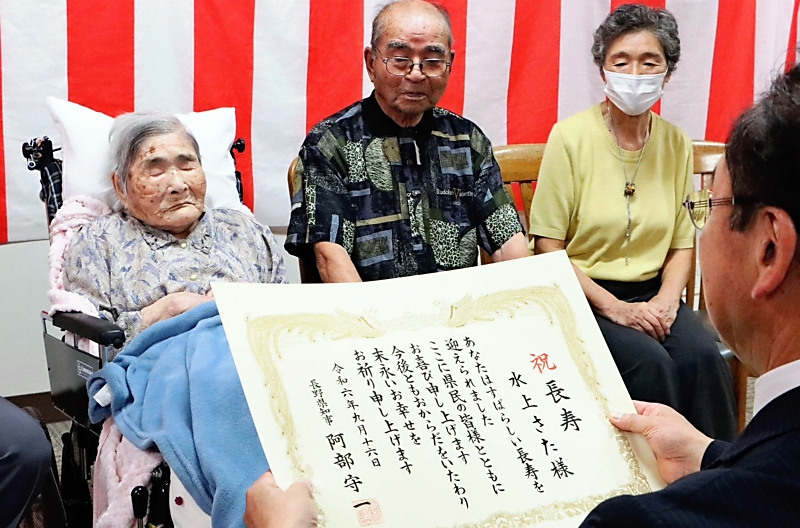 長野県内最高齢の112歳をお祝い 生まれは明治45年、佐久穂町の女性に