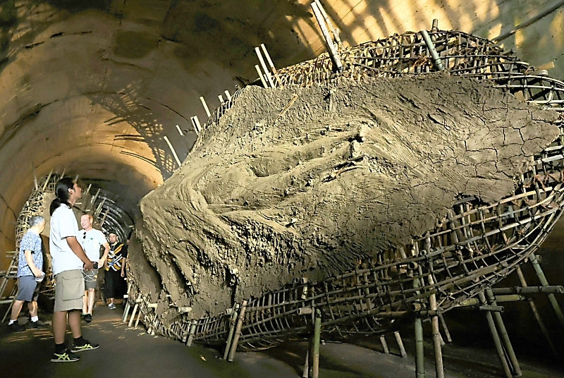 大町市の廃道トンネルは古代遺跡の発掘現場だった? ”シーラカンス”や
