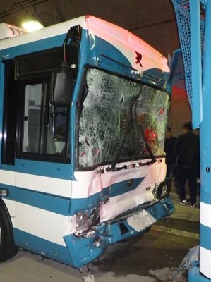 鳥取県警バスが追突事故 広島の松江自動車道｜信濃毎日新聞デジタル