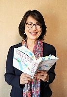 付箋がたくさん貼られた「学習する学校」を手にする遠藤さん