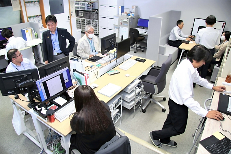 軽井沢町役場、情報推進課がフリーアドレスに 職員の席を固定せず