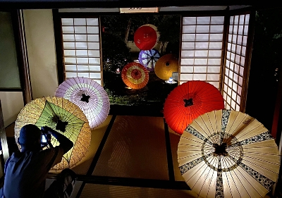 喬木村を幻想的に彩る阿島傘 江戸時代の茶室と伝統のコラボ 日没後には