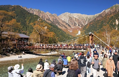 松本市の北アルプス・上高地で紅葉進む 観光客が秋堪能「雄大な景色で 
