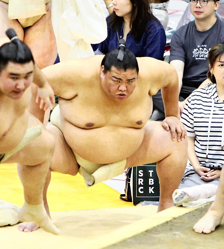 御嶽海は西前頭7枚目に下がる 大相撲九州場所新番付発表｜信濃毎日