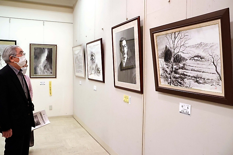 花の影…瞳の奥行き… 濃淡で表現 長野市で水墨画県展｜信濃毎日新聞