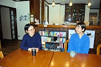 空き家となった実家を「すもも荘」として再オープンさせた大須田淑恵さん（右）と、相馬蕗子さん＝９月、松本市安曇