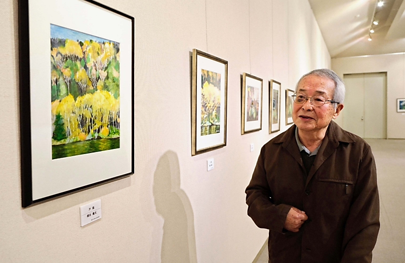 利き手と反対の左手で再び絵筆 青木村で個展 右半身不自由でも諦めず