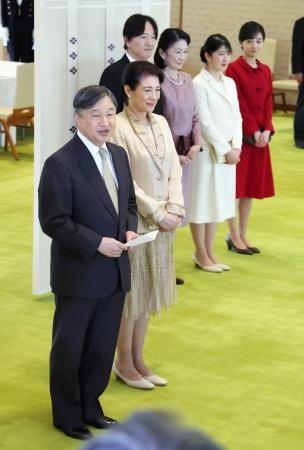 両陛下、文化勲章受章者らと懇談 皇居・宮殿｜信濃毎日新聞デジタル