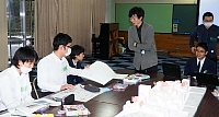 諏訪市地域おこし協力隊員の藤森さん（左から４人目）と空き家の利活用策を練る諏訪中の生徒