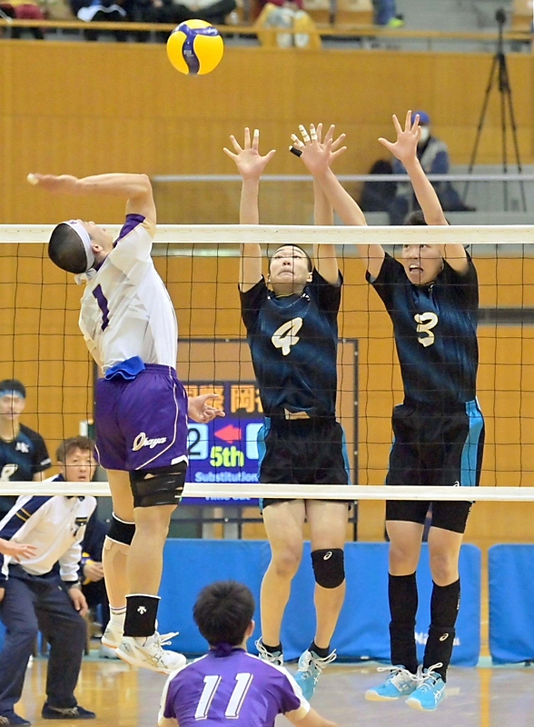 自分たちのバレーに徹した松本国際 亡くなった寮母に感謝伝える2年