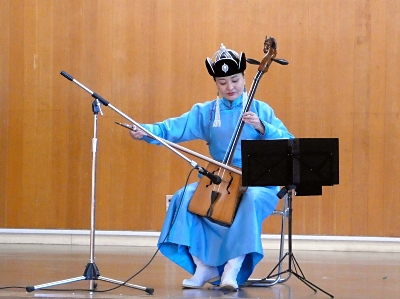 スーホの白い馬」朗読に合わせて「馬頭琴」 佐久市の中込小