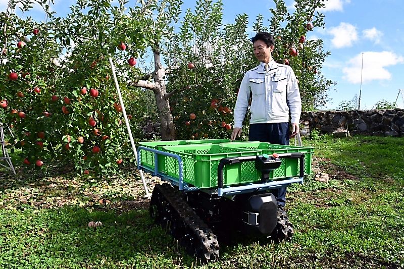 農家の後を自動で付いてくる運搬車、上田市の城南製作所が開発中 使い