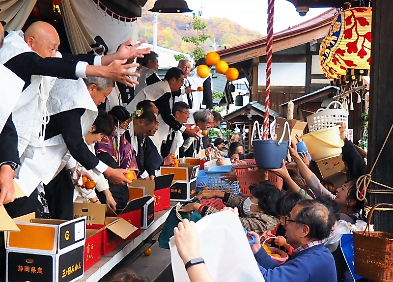 ミカン投げに夢中 諏訪市の八剣神社で「みかん祭り」 収穫に感謝