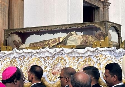 ザビエルの遺体に祈り、インド 10年に1度の一般公開｜信濃毎日新聞