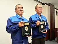 関東地方発明表彰の文部科学大臣賞を受けた丸山さん（右）と太田さん