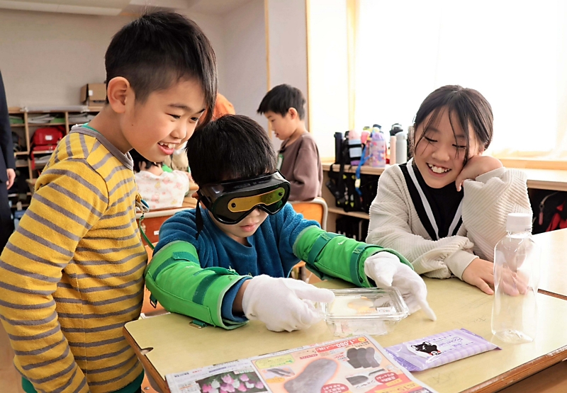 松本市の梓川小で児童がお年寄りの大変さ体感 装具使った出前講座