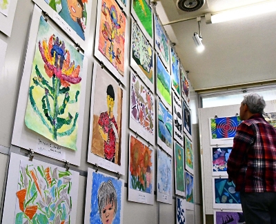 小中学生絵画展、諏訪教育博物館に94点の力作並ぶ｜信濃毎日新聞