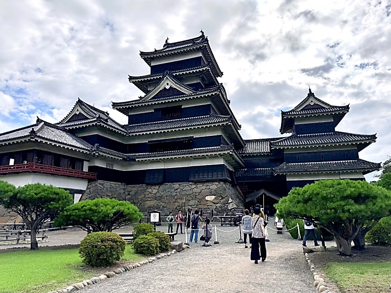 大型連休期間の松本城の人出、前年比3000人減 「飛び石」が影響か