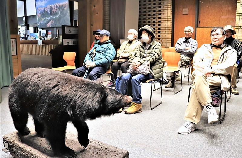 上高地でのクマ講習会 受講者1万人超える 全国で増える出没、高まる