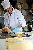 ばななぼーとを作る大黒屋製菓舗の佐藤信一さん