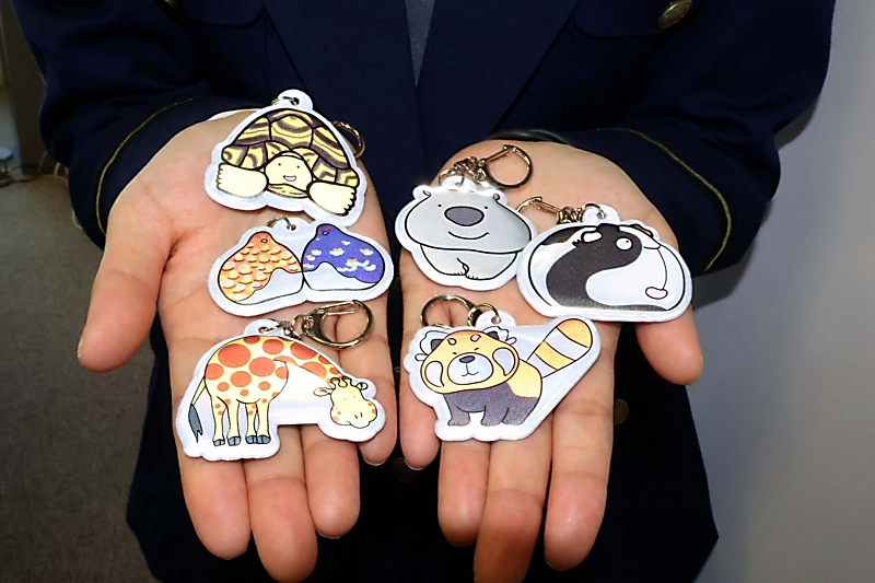 交通安全の願いを込めて 反射して守る茶臼山動物園の人気者たちの