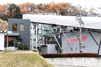 飯縄山の麓にある「いいづなお山の発電所」＝長野市中曽根