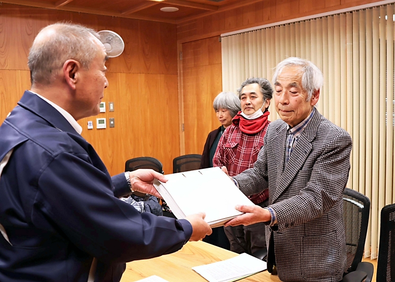 朝日村の小水力発電所の建設再考求める署名を有志が提出｜信濃毎日新聞