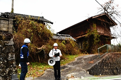 喬木村の通学路沿いの空き家、土蔵崩壊や庭木の倒木恐れ 代執行で初の