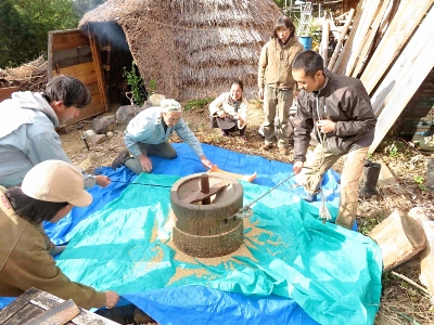 「縄文」に思いはせ、暮らしを体験 共同で作業、格別の味|信濃毎日新聞デジタル 信州・長野県のニュースサイト